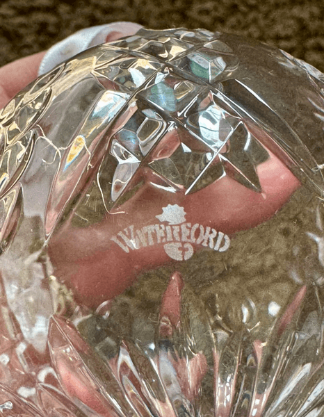 Хрустальный шар Waterford из секонд-хенда Хрустальный шар Waterford, купленный в комиссионном магазине за 5,50 доллара